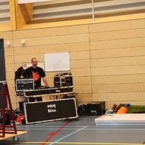 DJ en geluidsapparatuur op locatie