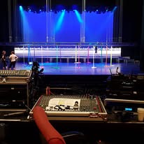 Lichtstralen en lasers op evenement